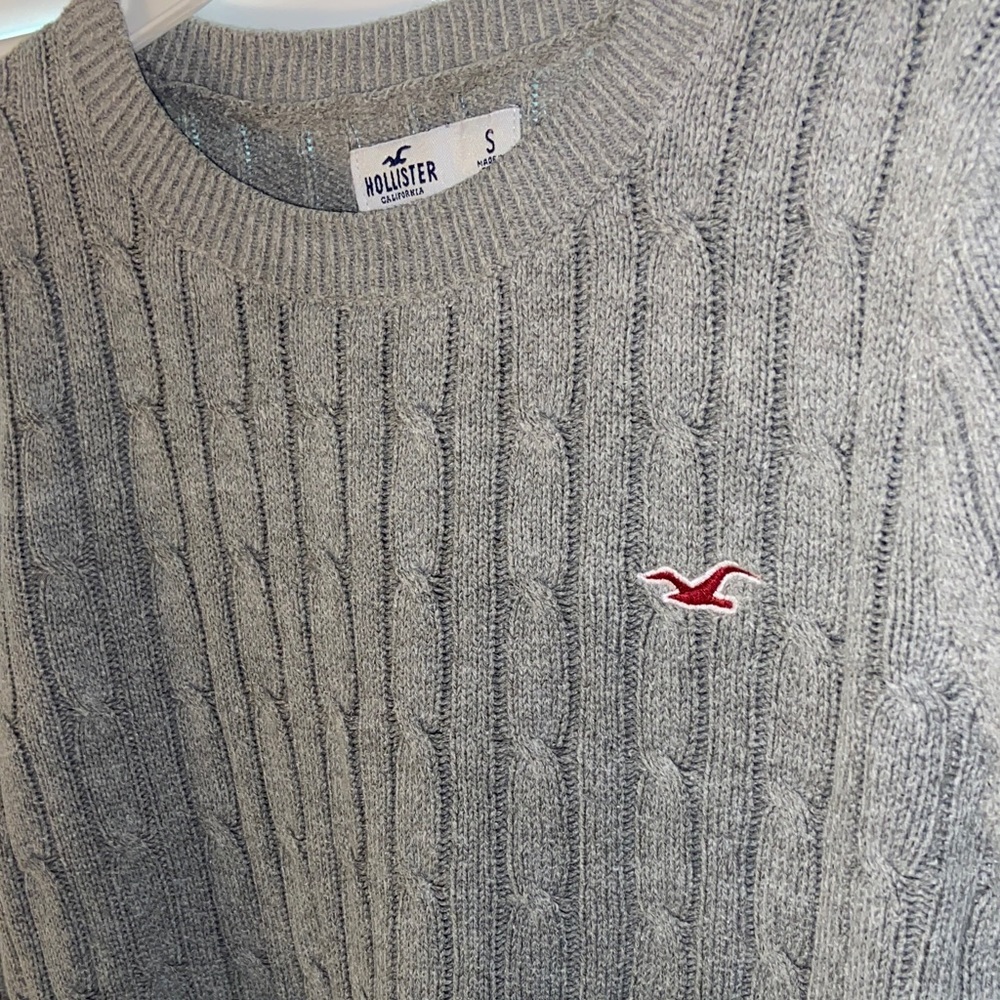 Hollister Gray Cable Knit Crewneck Sweater with Red Logo - Picture 6 of 8